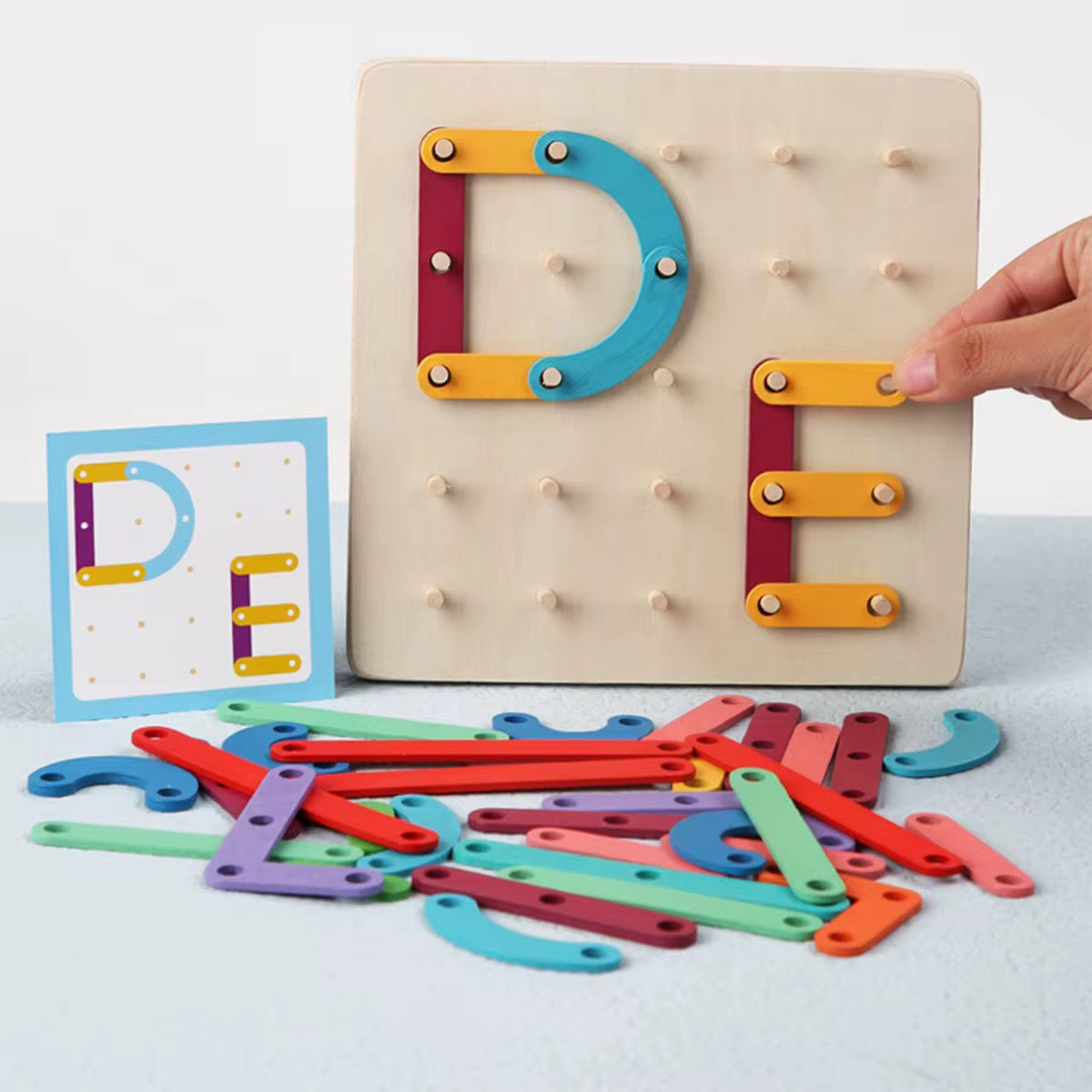 Jouet qui aide les enfants à former lettres, chiffres et compétences.