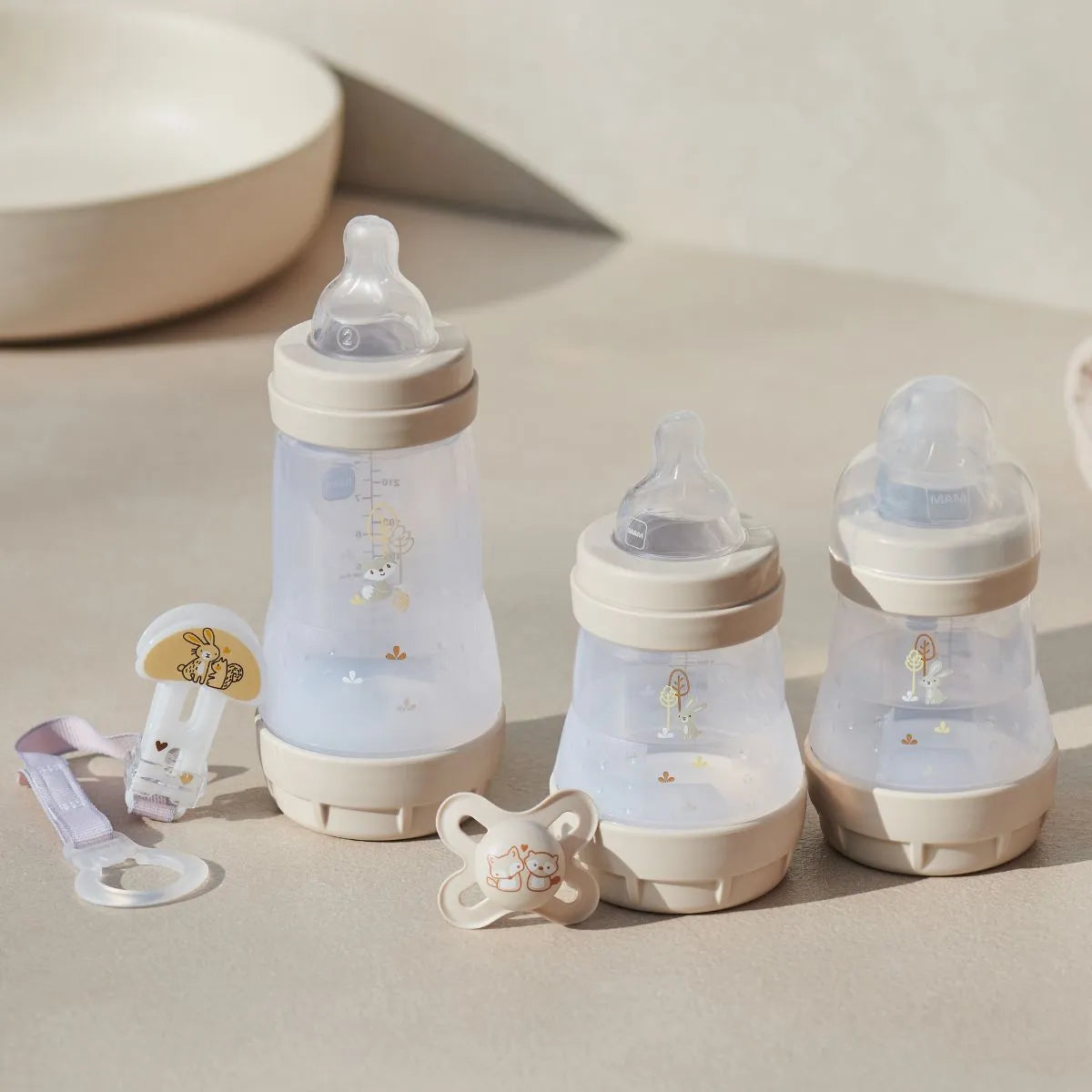 MAM Welcome To The World, Coffret cadeau avec 3 Biberon Easy Start Anticolique, Sucette Start Nano, Clip It & Cover, avec étui porte-tétine, neutre