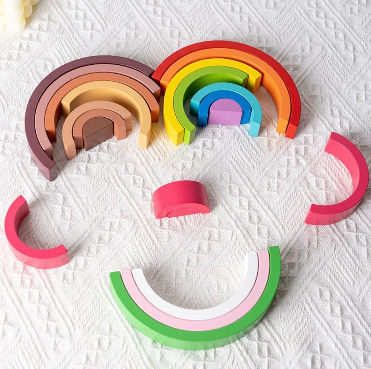 Arc-en-ciel Empilable en Bois : Une Invitation à la Créativité et à l'Éveil 🌈✨